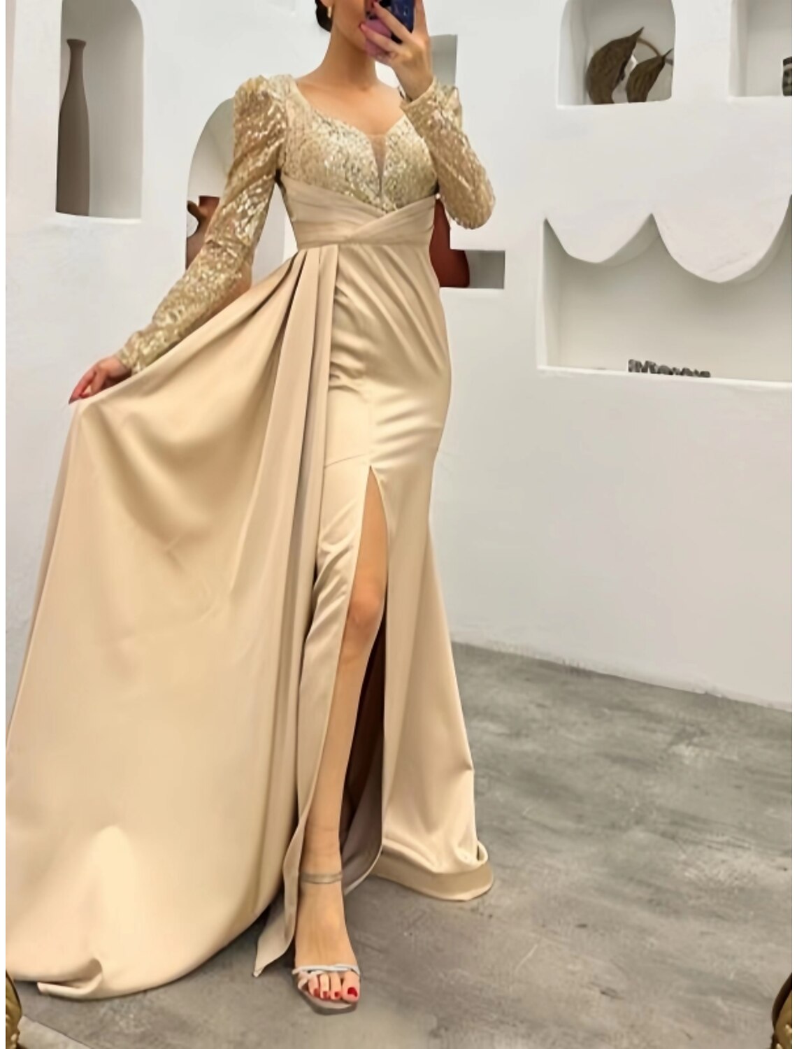 Abito da sera a trapezio, elegante, formale, da ospite, con strascico, manica lunga, scollo quadrato, in raso con spacco in paillettes arricciate 2025