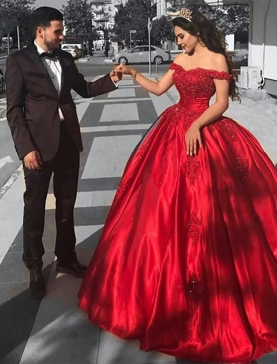 Vestido de fiesta lujoso y sexy para quinceañera, formal, de noche, para San Valentín, con hombros descubiertos, manga corta, cola capilla, encaje y apliques.