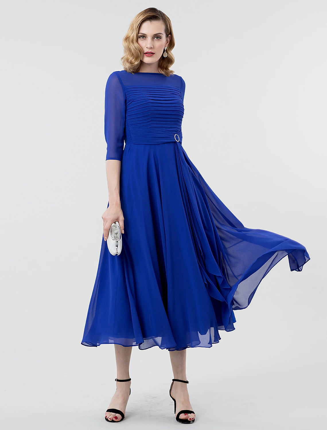 Abito da sera elegante a trapezio, da cerimonia, con scollo a barca, maniche a 3/4, lunghezza tè, in georgette con spilla di cristallo arricciata 2025 / maniche trasparenti