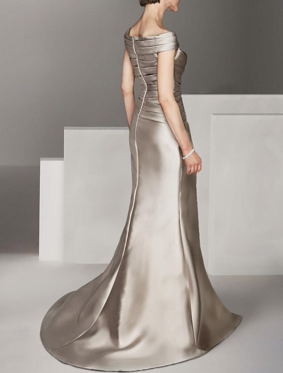 Abito da cerimonia per la madre della sposa, a trapezio, elegante, con scollo a barchetta, spalle scoperte, lunghezza al pavimento, in raso italiano, maniche corte con arricciature
