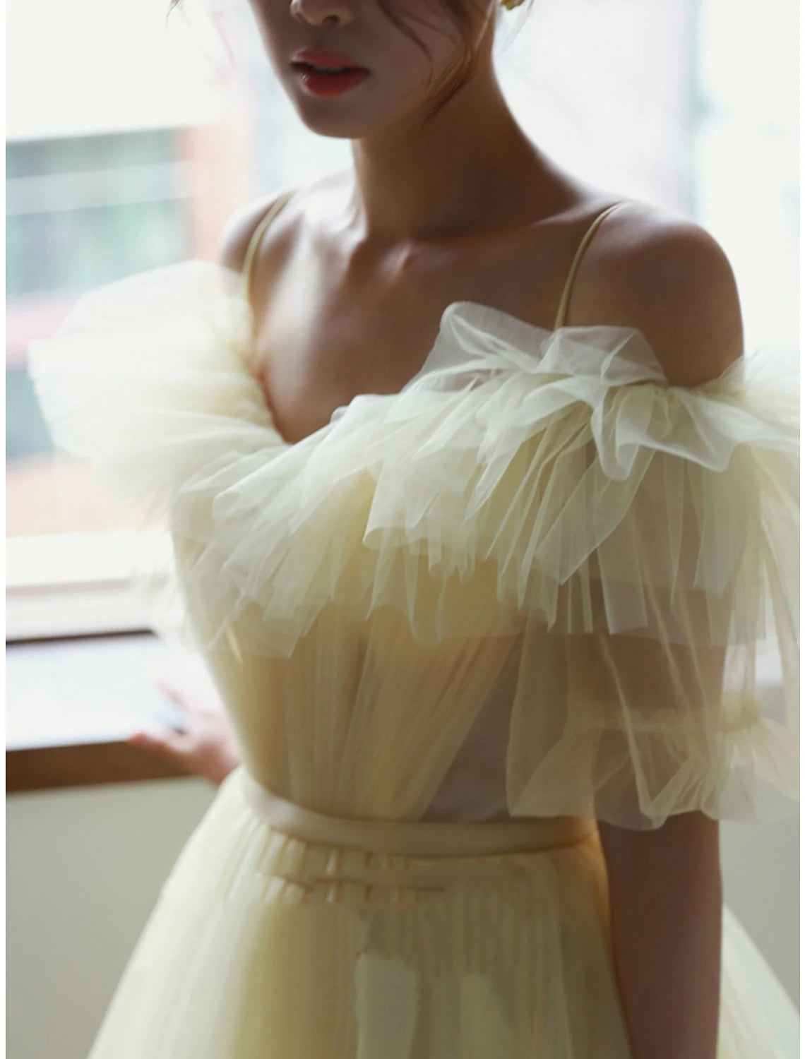 Abito da sera a trapezio, elegante, formale, con strascico a ruota, manica corta, scollo a V, in chiffon con pieghe e volant