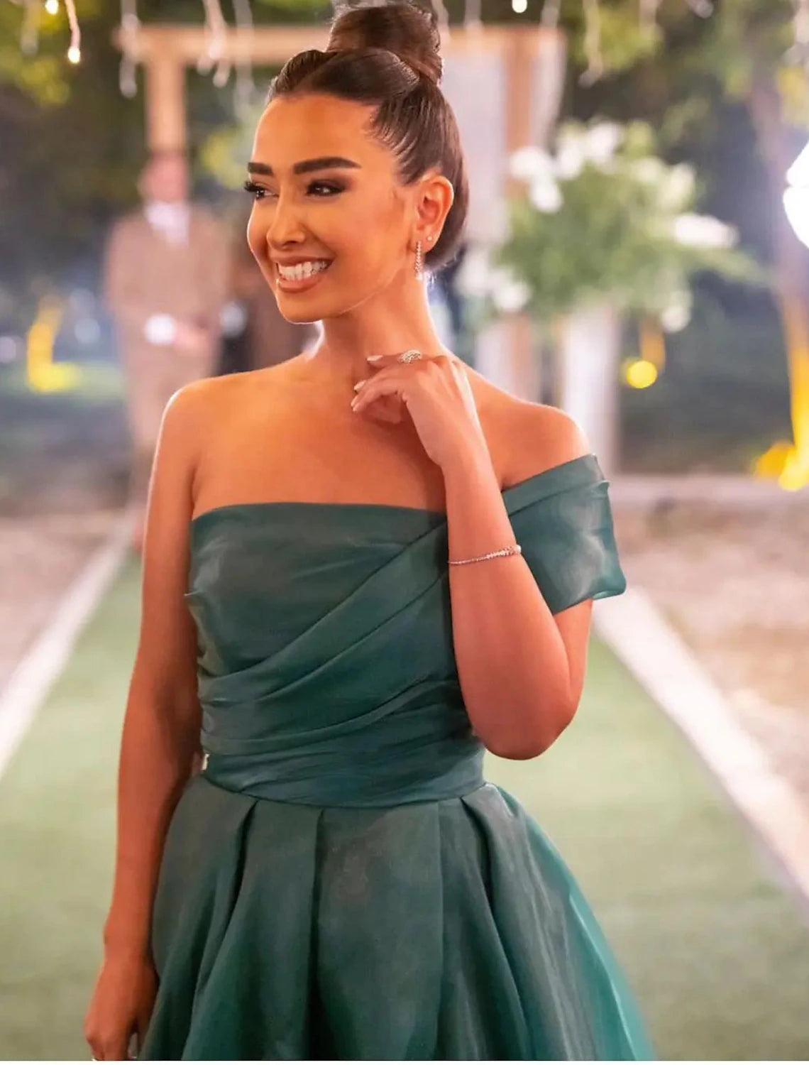 Abito da sera a trapezio, abito natalizio rosso verde, abito da cerimonia, abito da ballo, manica corta, monospalla, in organza con spacco arricciato