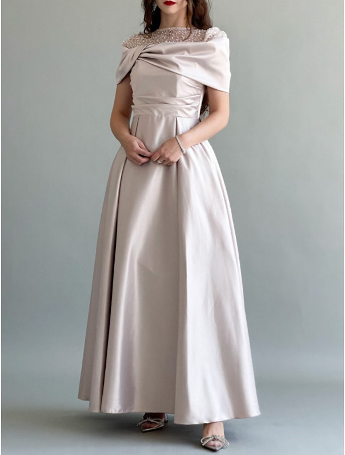 Abito da sera a trapezio, elegante, da invitata a nozze, da ballo, lungo fino al pavimento, senza maniche, con scollo gioiello, in raso con perle arricciate e paillettes