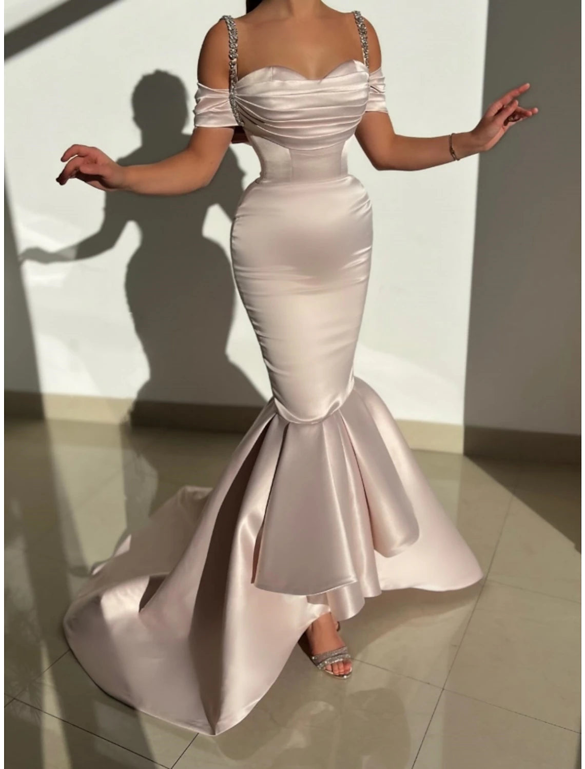 Vestido de noche elegante de sirena/trompeta, formal, con cola larga/cepillo, manga corta, escote corazón, satén con pliegues de diamantes de imitación y fruncido.