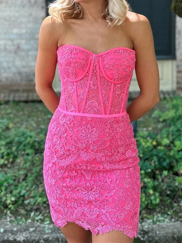 Abito da ballo corto e attillato con reggiseno, senza maniche, senza spalline e applicazioni in pizzo