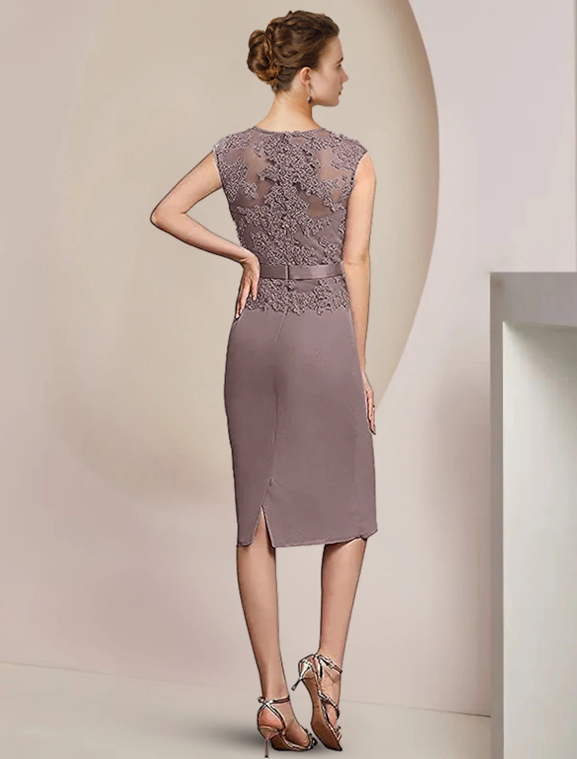 Vestido de dos piezas para madre de la novia, estilo tubo/columna, elegante, para invitada de boda, cuello en V, largo hasta la rodilla, de gasa, con encaje, sin mangas, con apliques y broche de cristal.