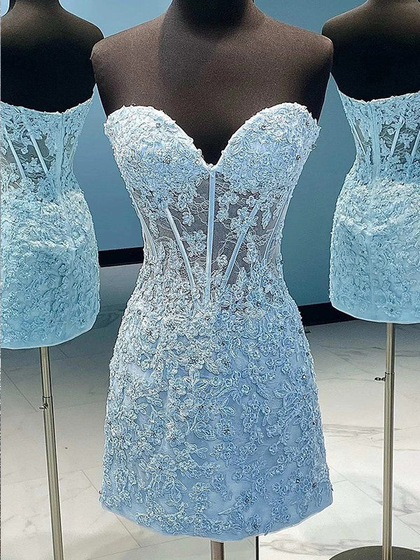 Abito da ballo corto a trapezio con scollo a cuore, senza maniche, reggiseno aderente e applicazioni in pizzo da principessa