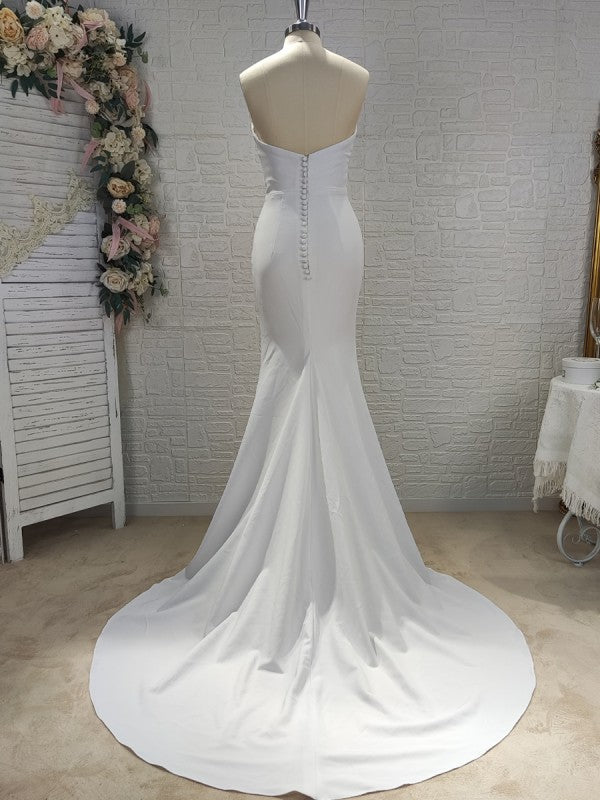 Vestido de novia de corte en A, escote halter, sin mangas, espalda descubierta, corte en A, con tirantes finos y corte en A.