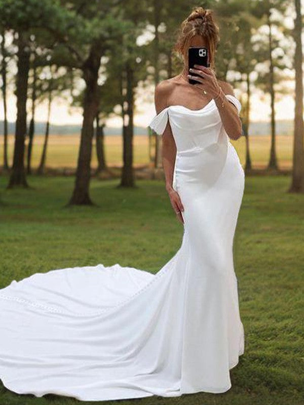 Vestido de novia de seda Chamius con cola catedral, plisado y hombros descubiertos