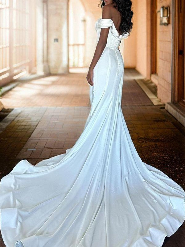 Vestido de novia ajustado con corsé, de satén tejido, plisado, con cola catedral y hombros descubiertos