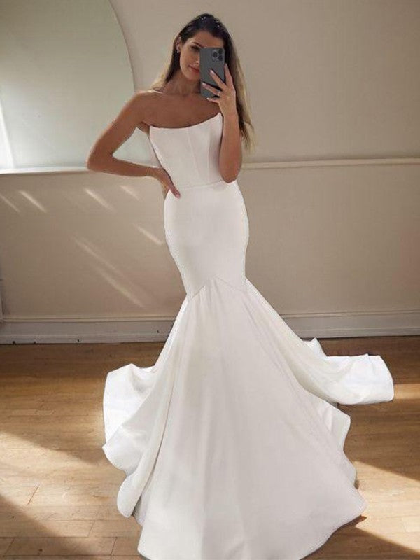 Vestido de novia con corsé ajustado de satén y cola de pez con corte recto