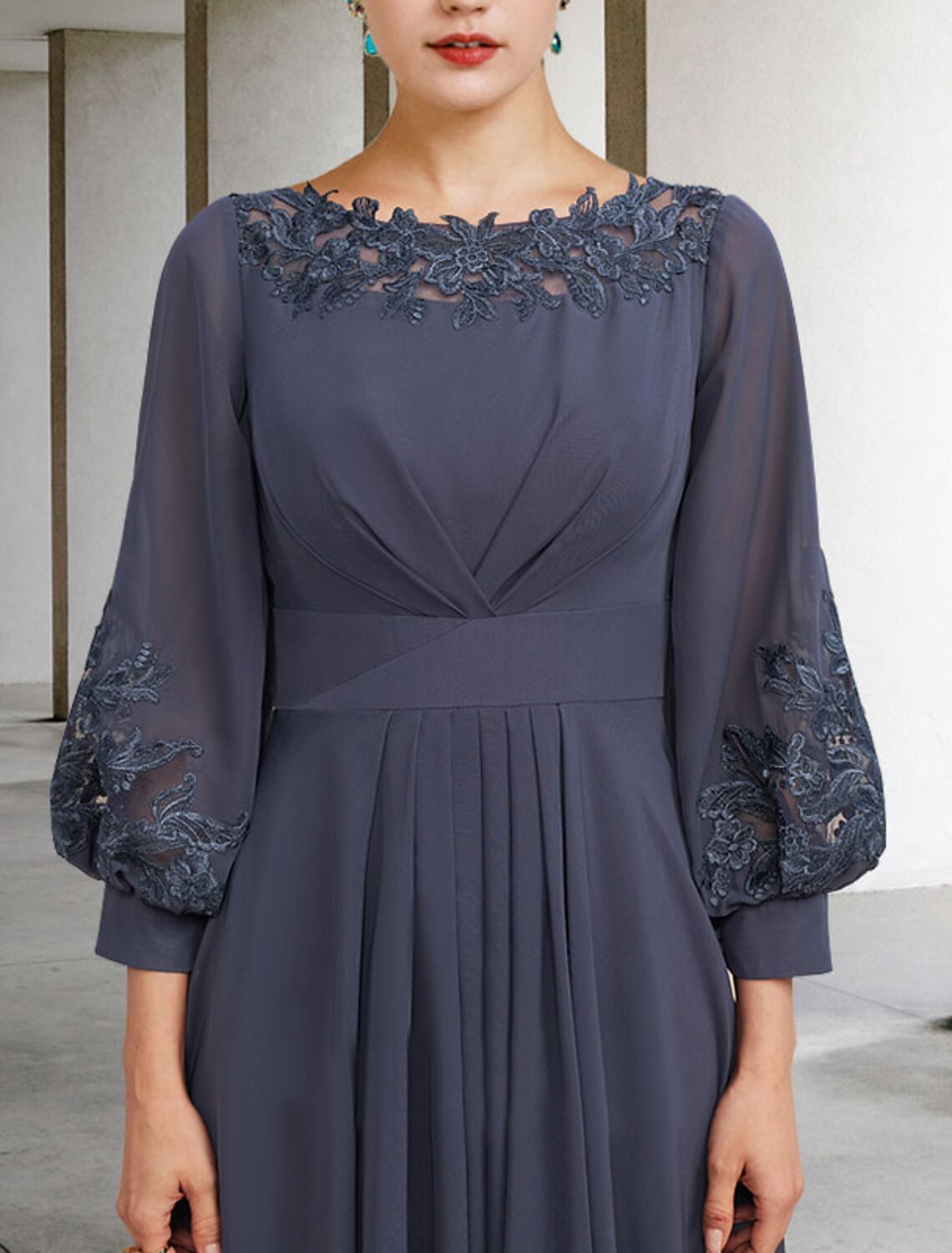 Abito da sposa a trapezio, elegante, taglie forti, con scollo a V, asimmetrico, in chiffon, pizzo, mezza manica, con pieghe, applicazioni e drappeggio laterale.