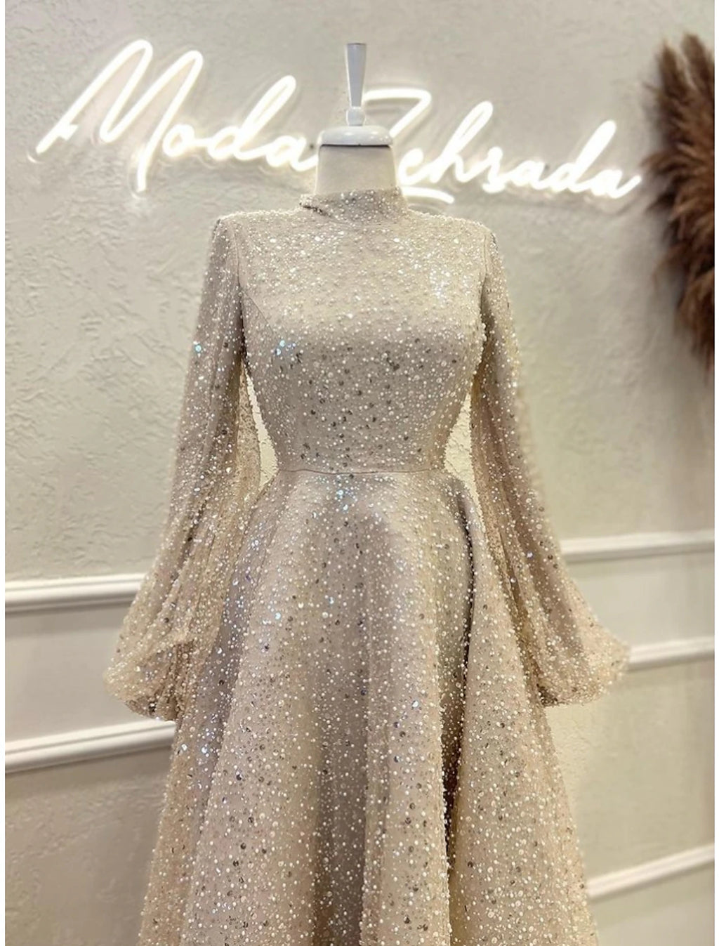 Vestido de noche elegante de corte A, formal, largo hasta los tobillos, manga larga, cuello alto, lentejuelas y pliegues brillantes.
