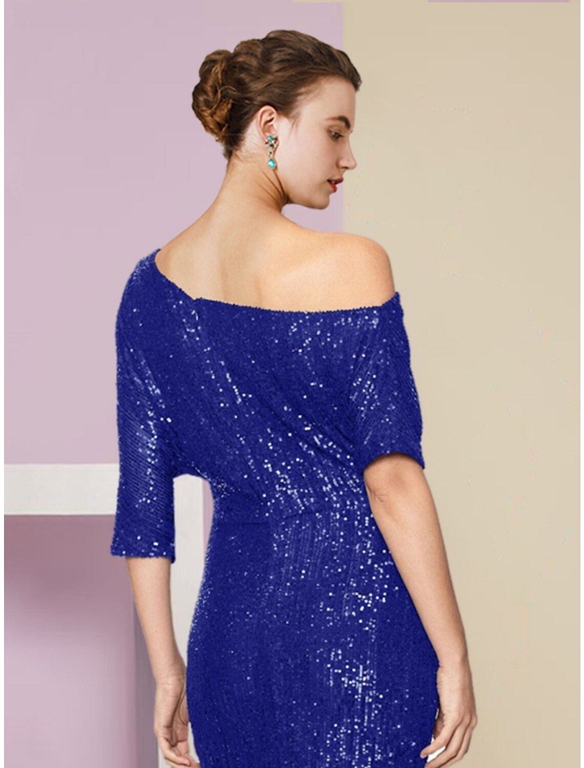 Vestido de madre de la novia con corte tubo/columna, elegante, con brillo y hombros descubiertos, cola larga y fruncida, con lentejuelas, color liso.
