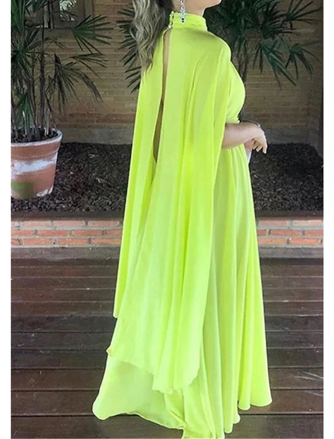 Abito da sera a trapezio, elegante, formale, da ospite di nozze, lungo fino al pavimento, senza maniche, collo alto, mantelle in chiffon con arricciature