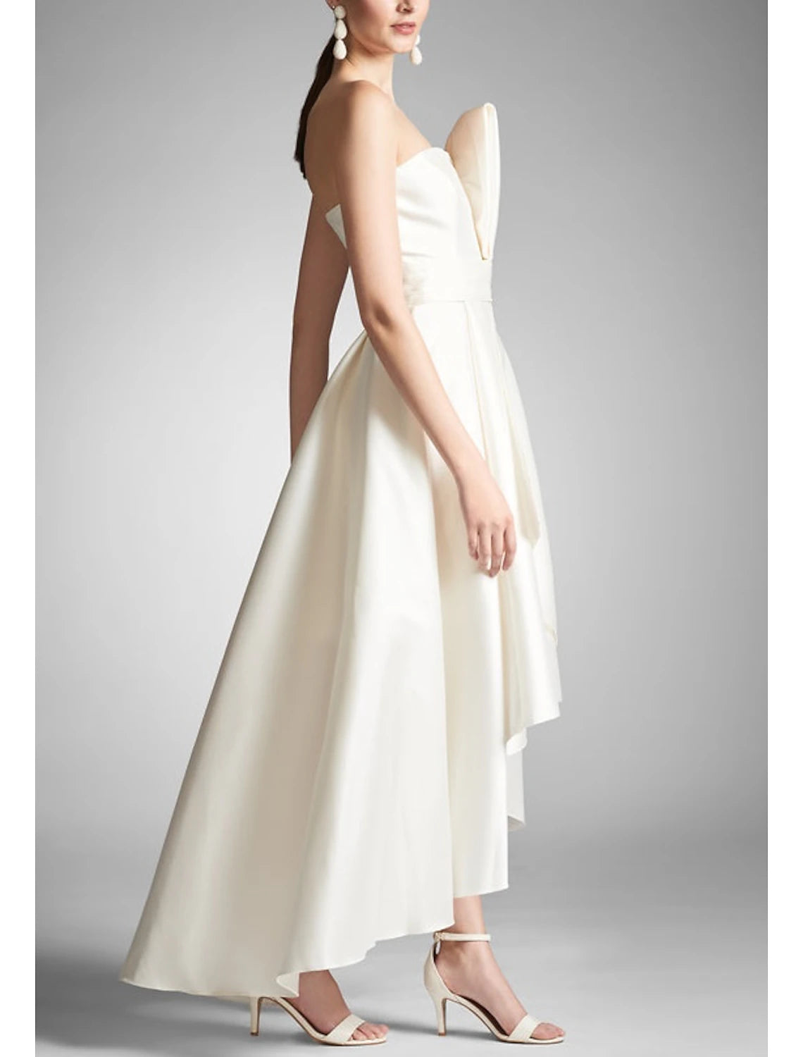 Abiti da ballo a trapezio, eleganti, formali, asimmetrici, senza maniche, senza spalline, in taffetà con arricciature