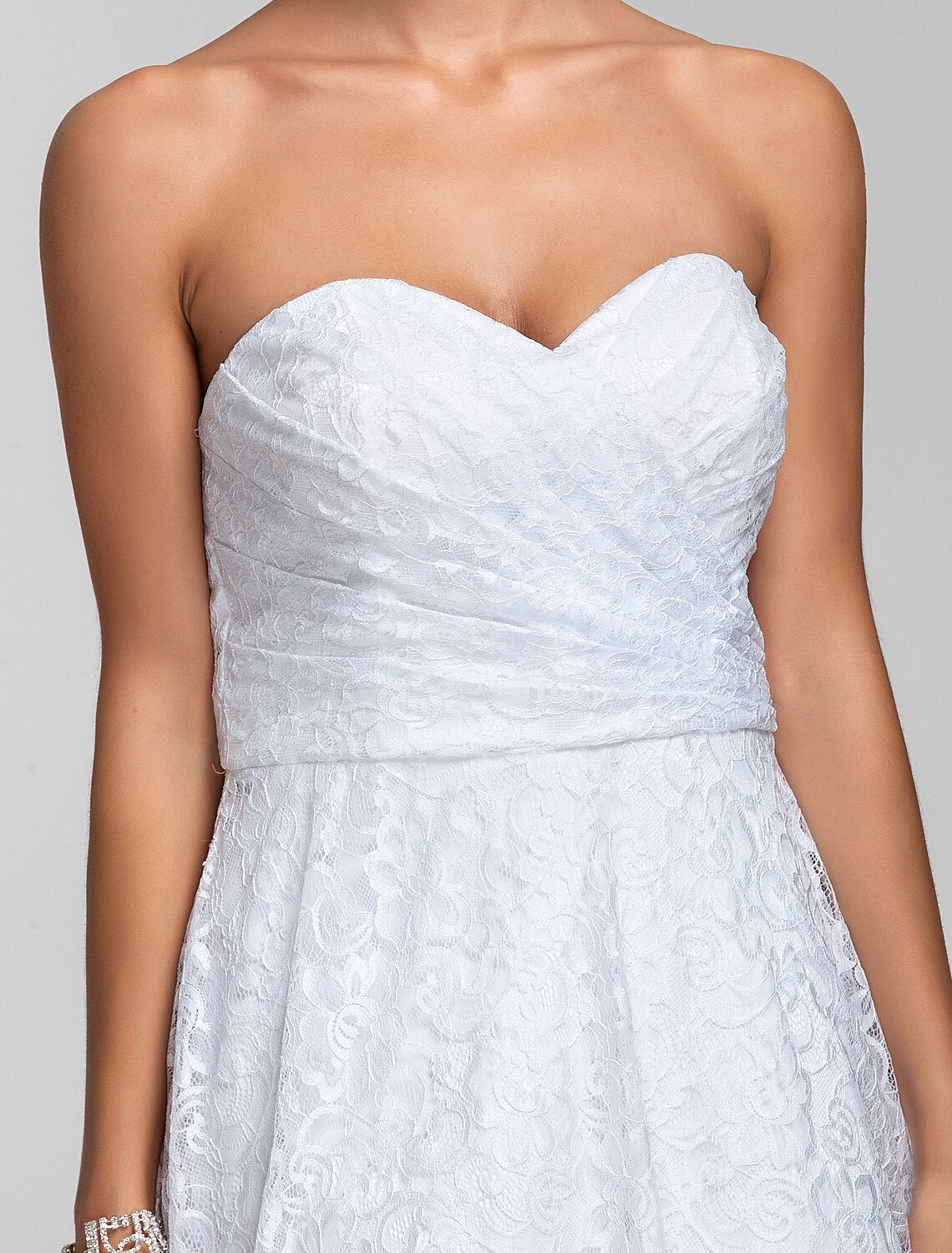 Vestido de dama de honor estilo princesa/línea A, escote corazón, sin mangas, largo hasta la rodilla, encaje, faja, cinta y entrecruzado.