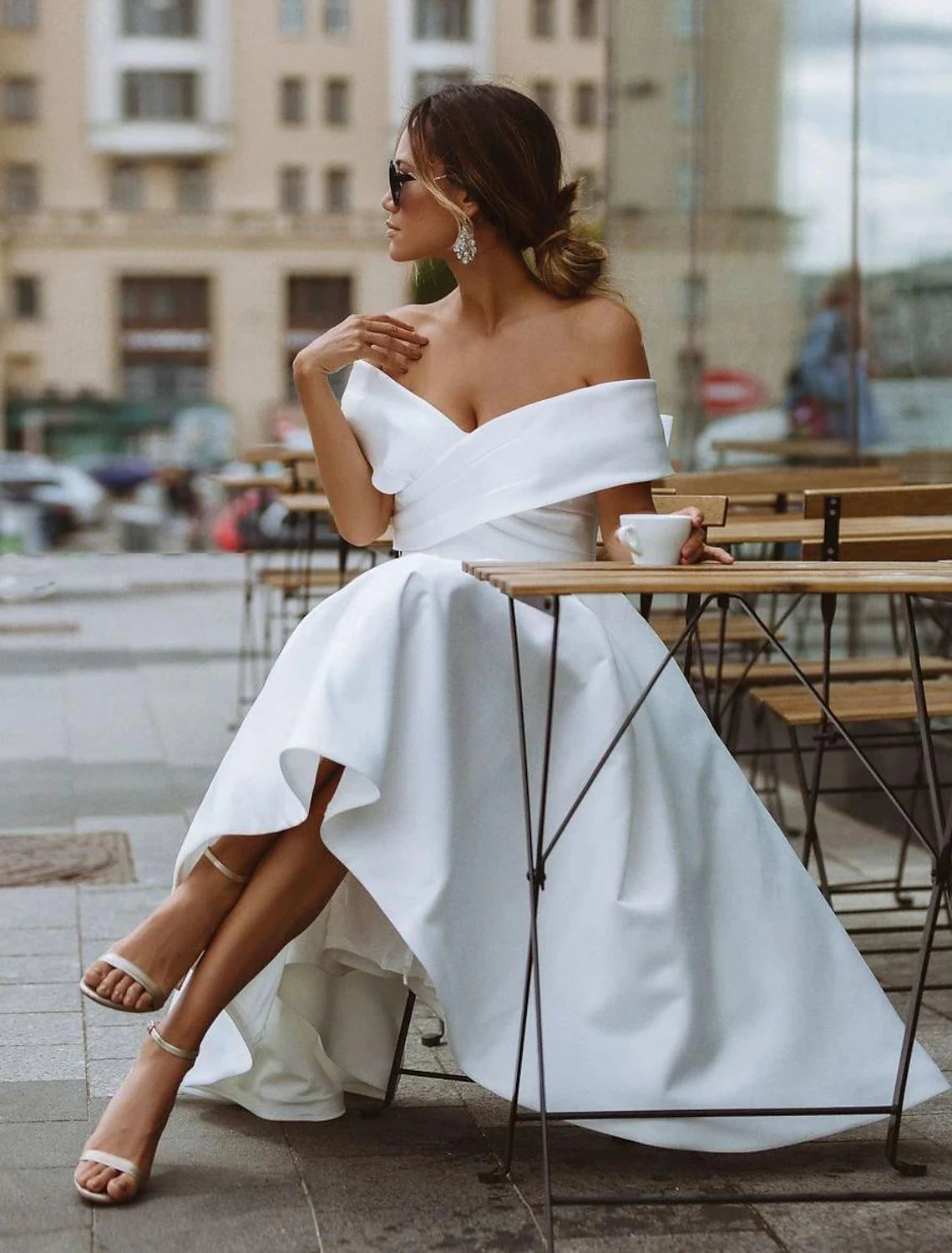 Vestidos de novia sencillos de satén, vestidos blancos cortos, corte A, hombros descubiertos, formales, manga corta, largo hasta la rodilla, en color liso.