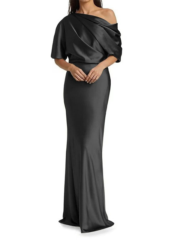 Eleganti e aderenti abiti da sposa per la madre della sposa in raso intrecciato a forma di colonna con pieghe su una spalla, maniche a 1/2 e lunghezza al pavimento.