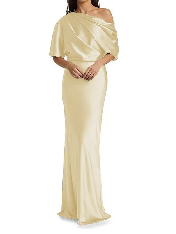 Eleganti e aderenti abiti da sposa per la madre della sposa in raso intrecciato a forma di colonna con pieghe su una spalla, maniche a 1/2 e lunghezza al pavimento.