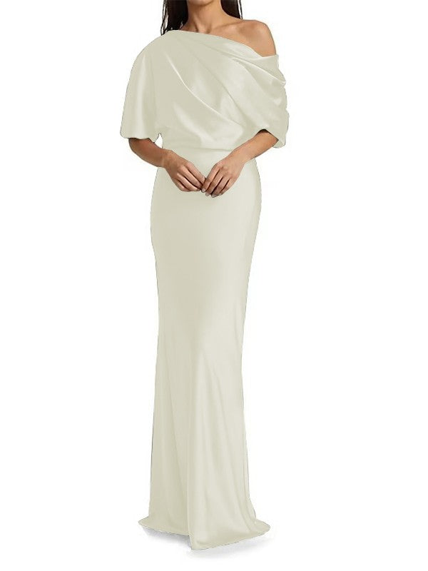Eleganti e aderenti abiti da sposa per la madre della sposa in raso intrecciato a forma di colonna con pieghe su una spalla, maniche a 1/2 e lunghezza al pavimento.