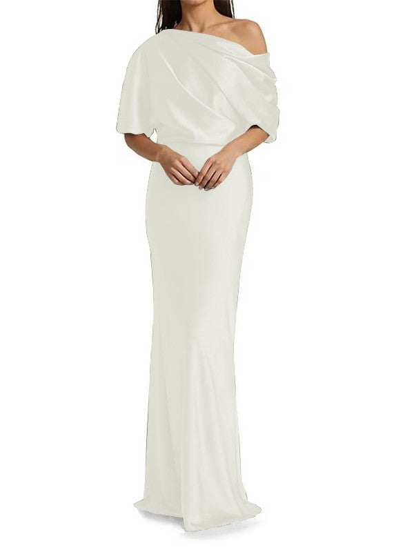 Eleganti e aderenti abiti da sposa per la madre della sposa in raso intrecciato a forma di colonna con pieghe su una spalla, maniche a 1/2 e lunghezza al pavimento.