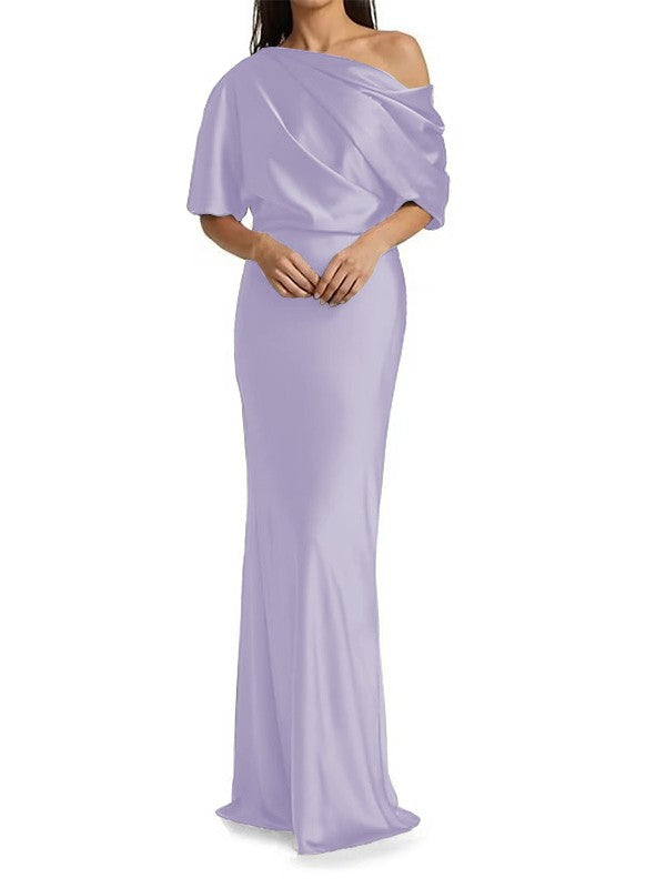 Eleganti e aderenti abiti da sposa per la madre della sposa in raso intrecciato a forma di colonna con pieghe su una spalla, maniche a 1/2 e lunghezza al pavimento.
