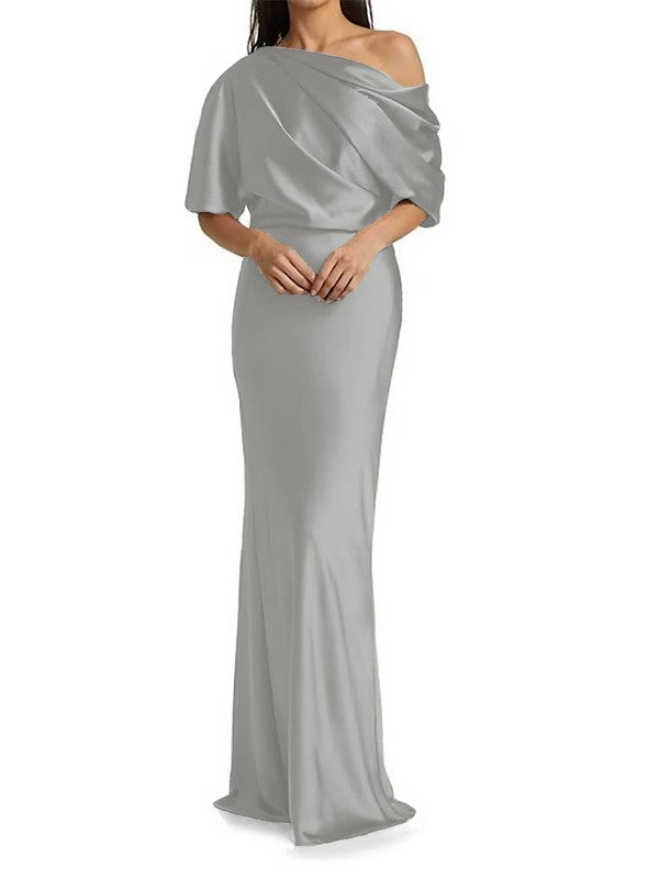 Eleganti e aderenti abiti da sposa per la madre della sposa in raso intrecciato a forma di colonna con pieghe su una spalla, maniche a 1/2 e lunghezza al pavimento.