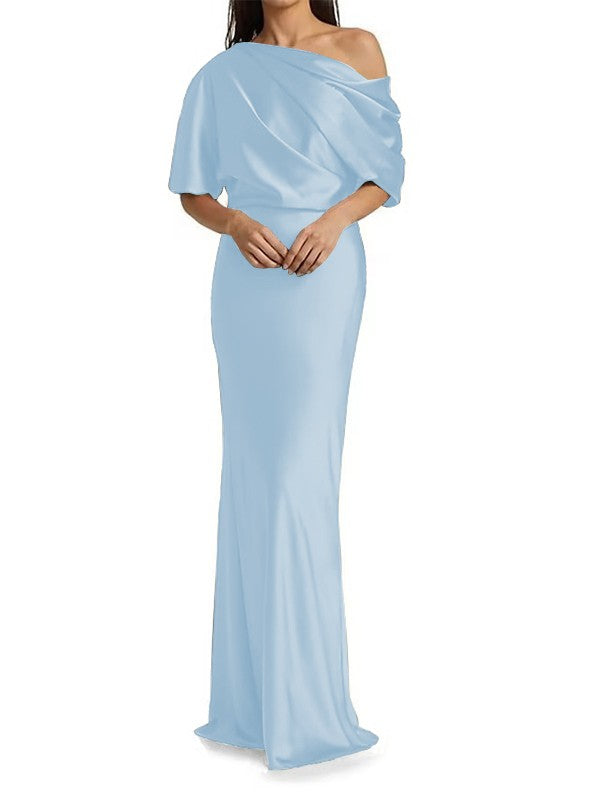 Eleganti e aderenti abiti da sposa per la madre della sposa in raso intrecciato a forma di colonna con pieghe su una spalla, maniche a 1/2 e lunghezza al pavimento.
