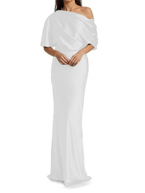 Eleganti e aderenti abiti da sposa per la madre della sposa in raso intrecciato a forma di colonna con pieghe su una spalla, maniche a 1/2 e lunghezza al pavimento.