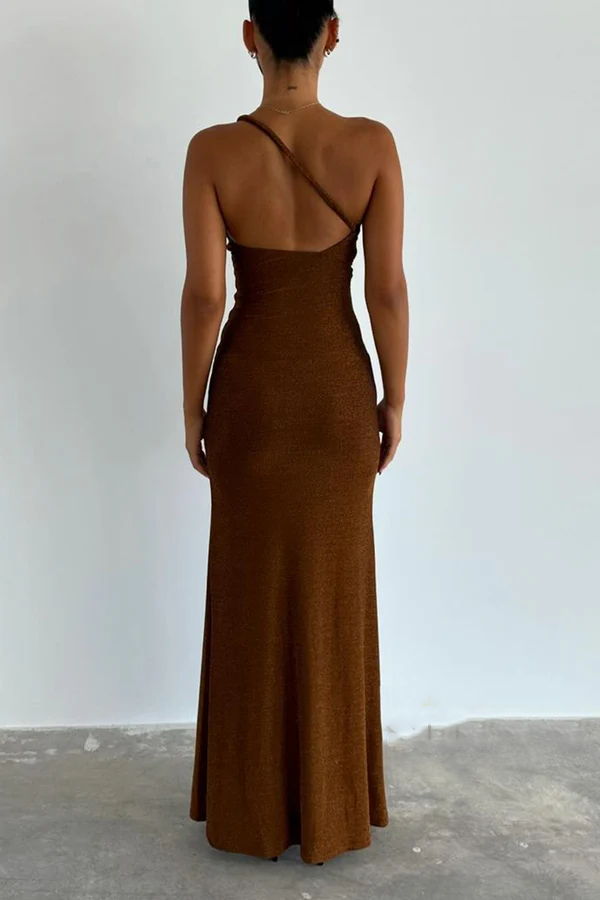 Vestido de noche para fiesta y baile con abertura lateral y hombros ajustados