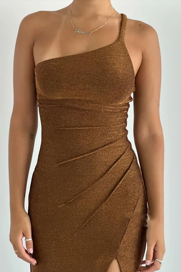 Vestido de noche para fiesta y baile con abertura lateral y hombros ajustados