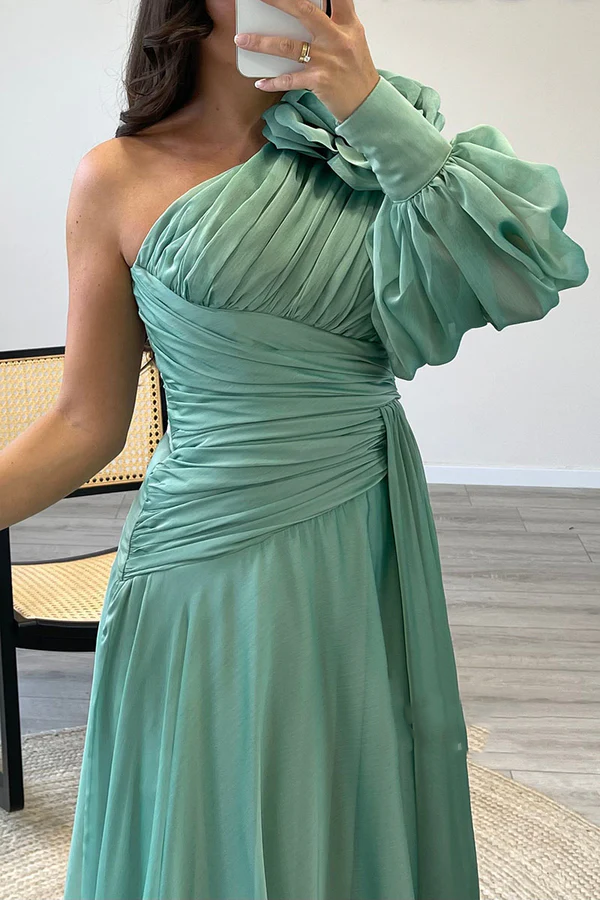 Abito da sera lungo in chiffon plissettato con spalle a trapezio