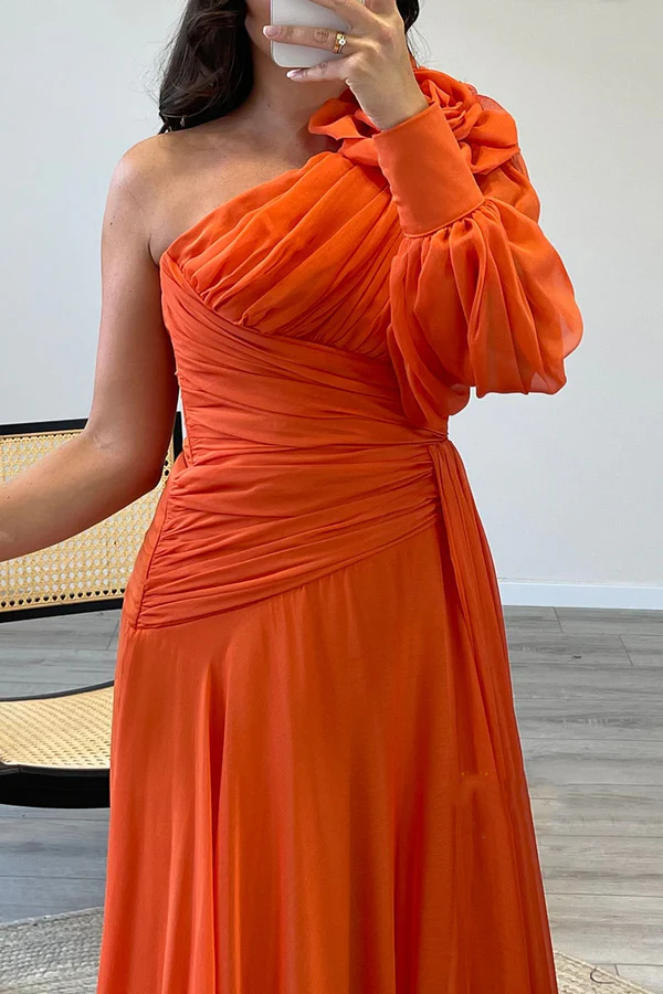 Abito da sera lungo in chiffon plissettato con spalle a trapezio