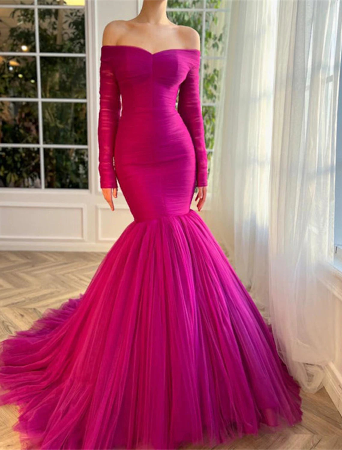 Abito da sera formale a sirena, rosso e verde, elegante, da invitare a nozze, da indossare durante la festa di nozze, con strascico, manica lunga, spalle scoperte, in tulle con arricciature