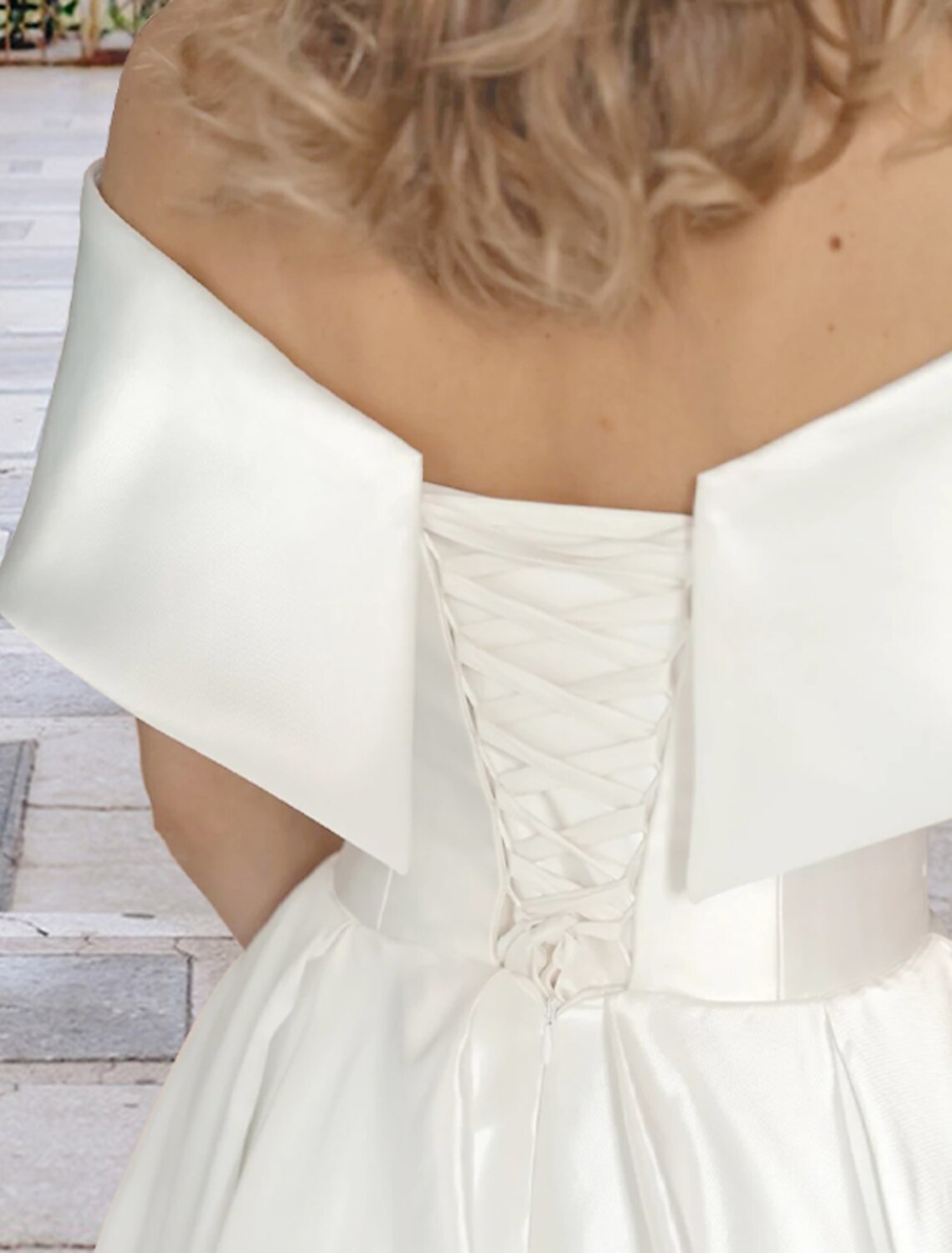 Vestidos de novia blancos de recepción, corte A, hombros descubiertos, mangas cortas, largo hasta la rodilla, de satén, con pliegues y fruncido.