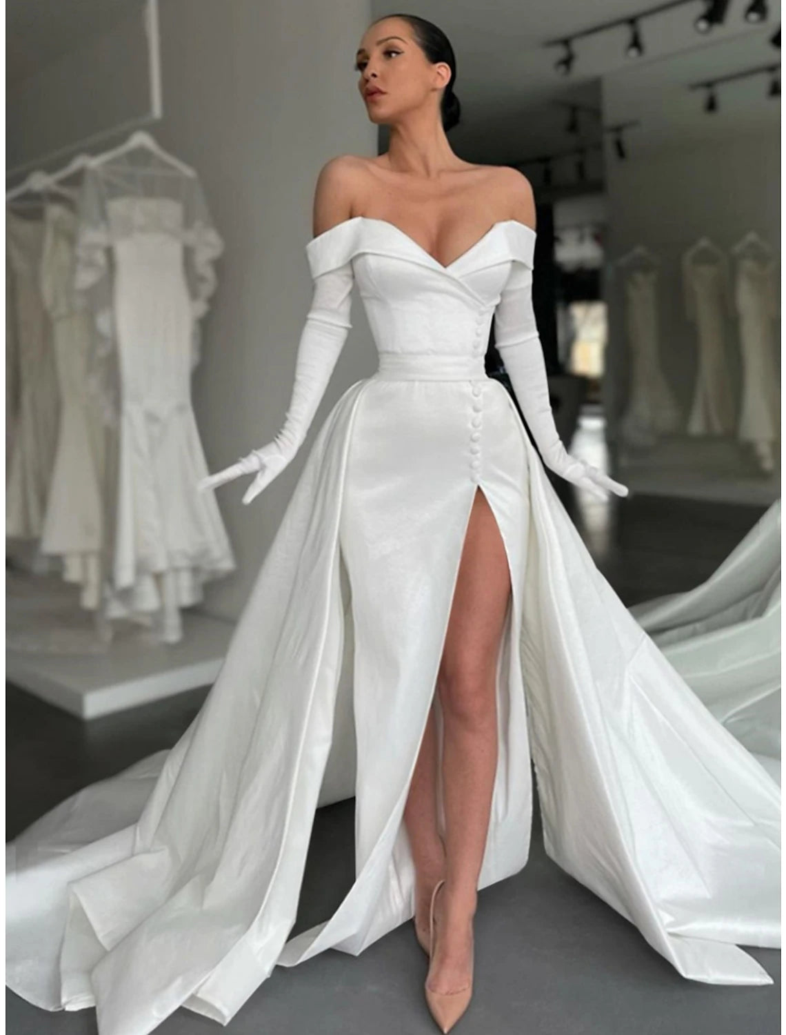 Abito da sera a trapezio, elegante, formale, con strascico, manica lunga, spalle scoperte, in raso, con bottoni, pieghe e spacco.