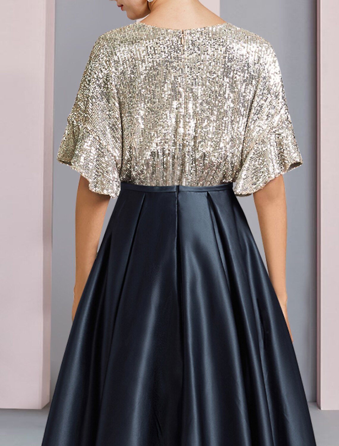 Vestido de Madre de la Novia de Corte A para Invitadas de Boda Elegante Brillo y Resplandor Escote en V Alto y Bajo Asimétrico Largo hasta la rodilla Satén Lentejuelas Manga Corta con Pliegues