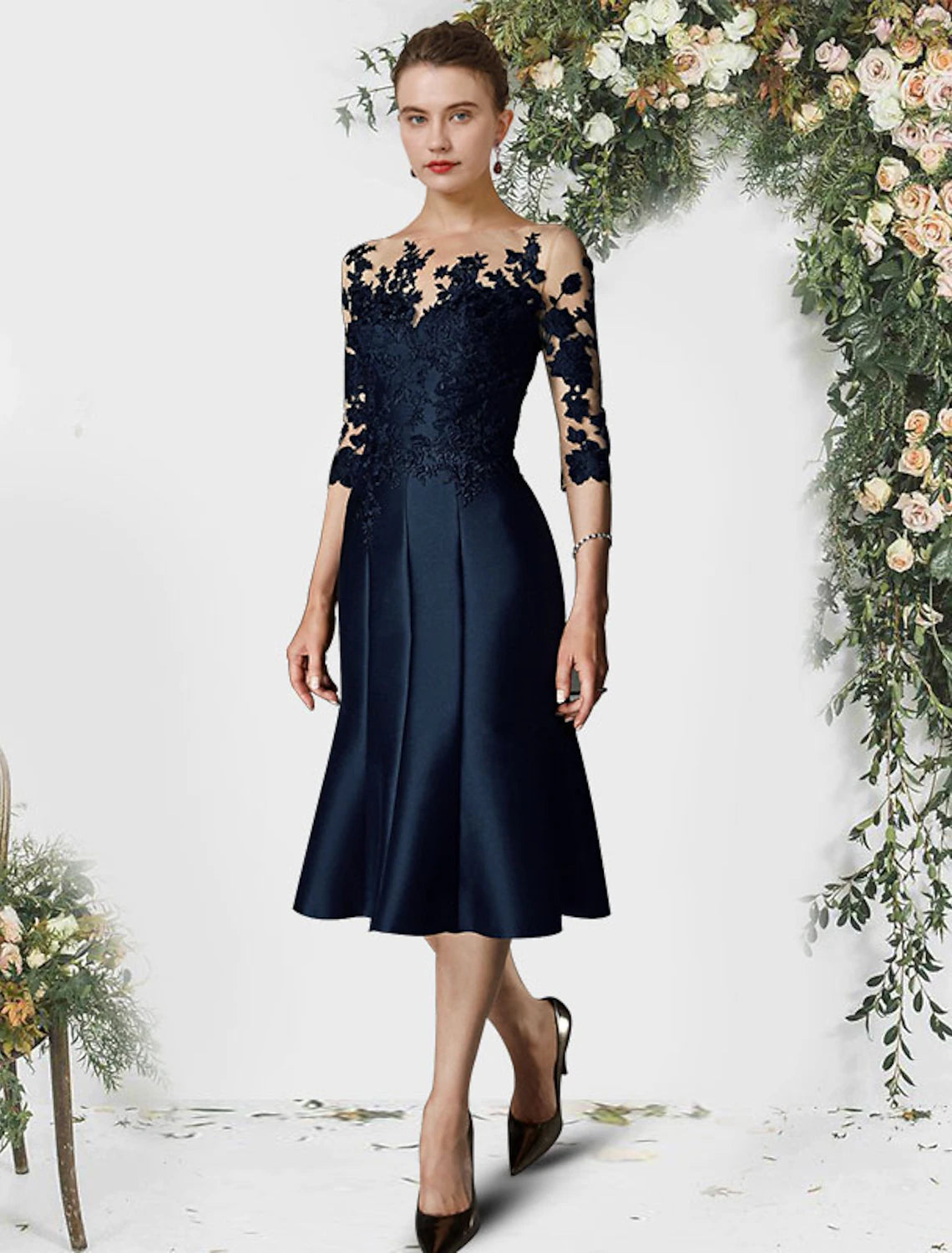 Vestido de sirena/trompeta para madre de la novia, elegante, cuello joya, largo hasta la rodilla, encaje satinado, media manga con apliques plisados.