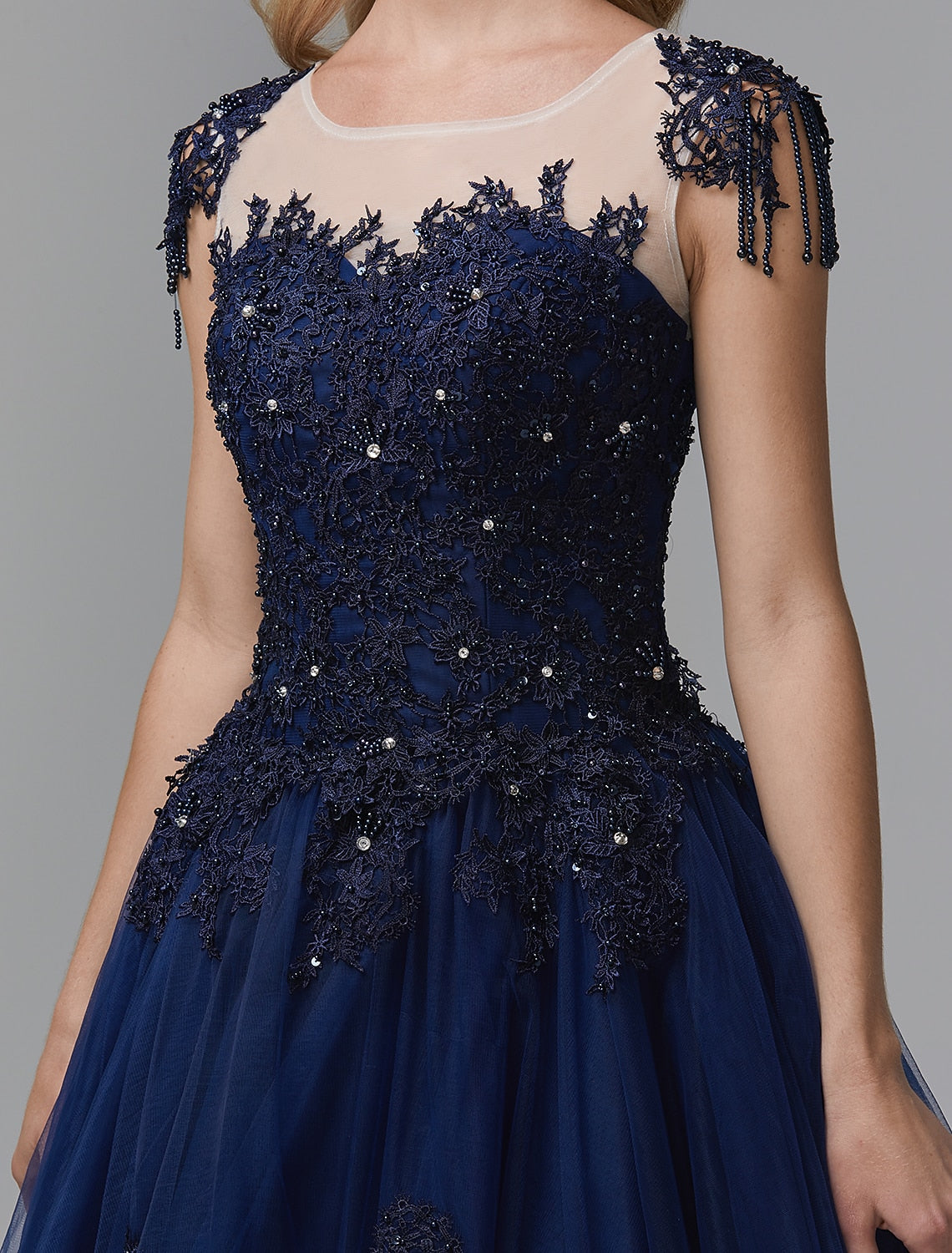 Vestido de fiesta con brillo, vestido de quinceañera, cola capilla, manga larga, hombros descubiertos, satén con apliques de cuentas