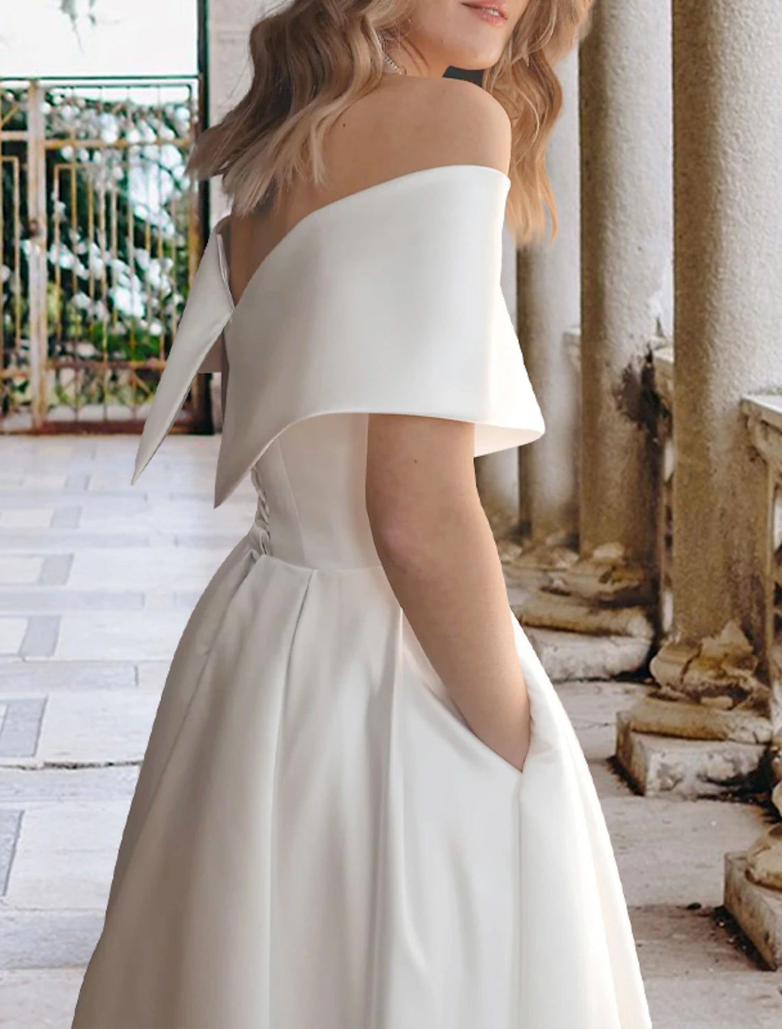 Vestidos de novia blancos de recepción, corte A, hombros descubiertos, mangas cortas, largo hasta la rodilla, de satén, con pliegues y fruncido.