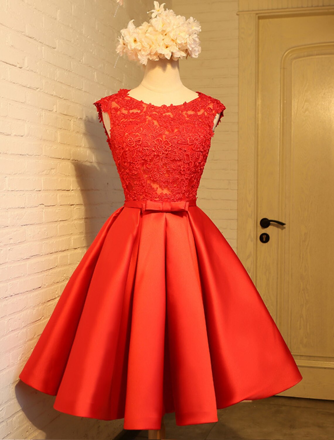 Abiti da ballo a trapezio con schiena scoperta, abito da cerimonia per invitati a nozze, lunghezza al ginocchio, senza maniche, scollo gioiello, raso con farfalla