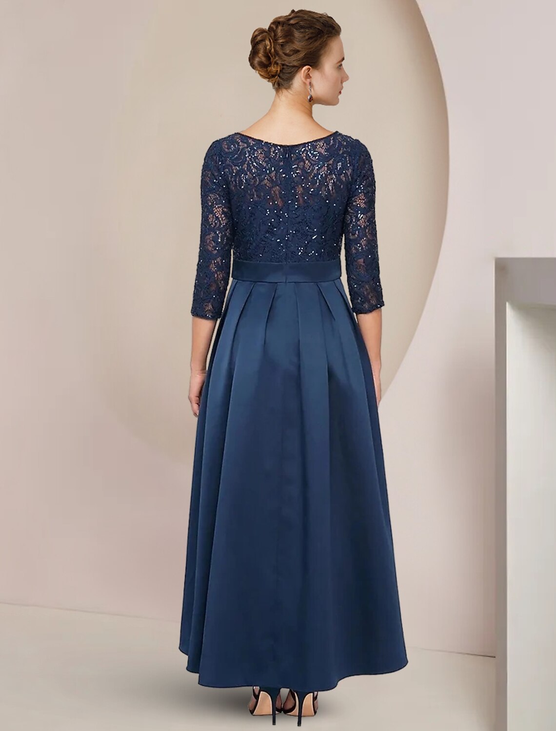 Abito da cerimonia per la madre della sposa, a trapezio, elegante, con scollo a barchetta, asimmetrico, lunghezza tè, in pizzo e taffetà, manica a 3/4 con fiocco/i e pieghe.