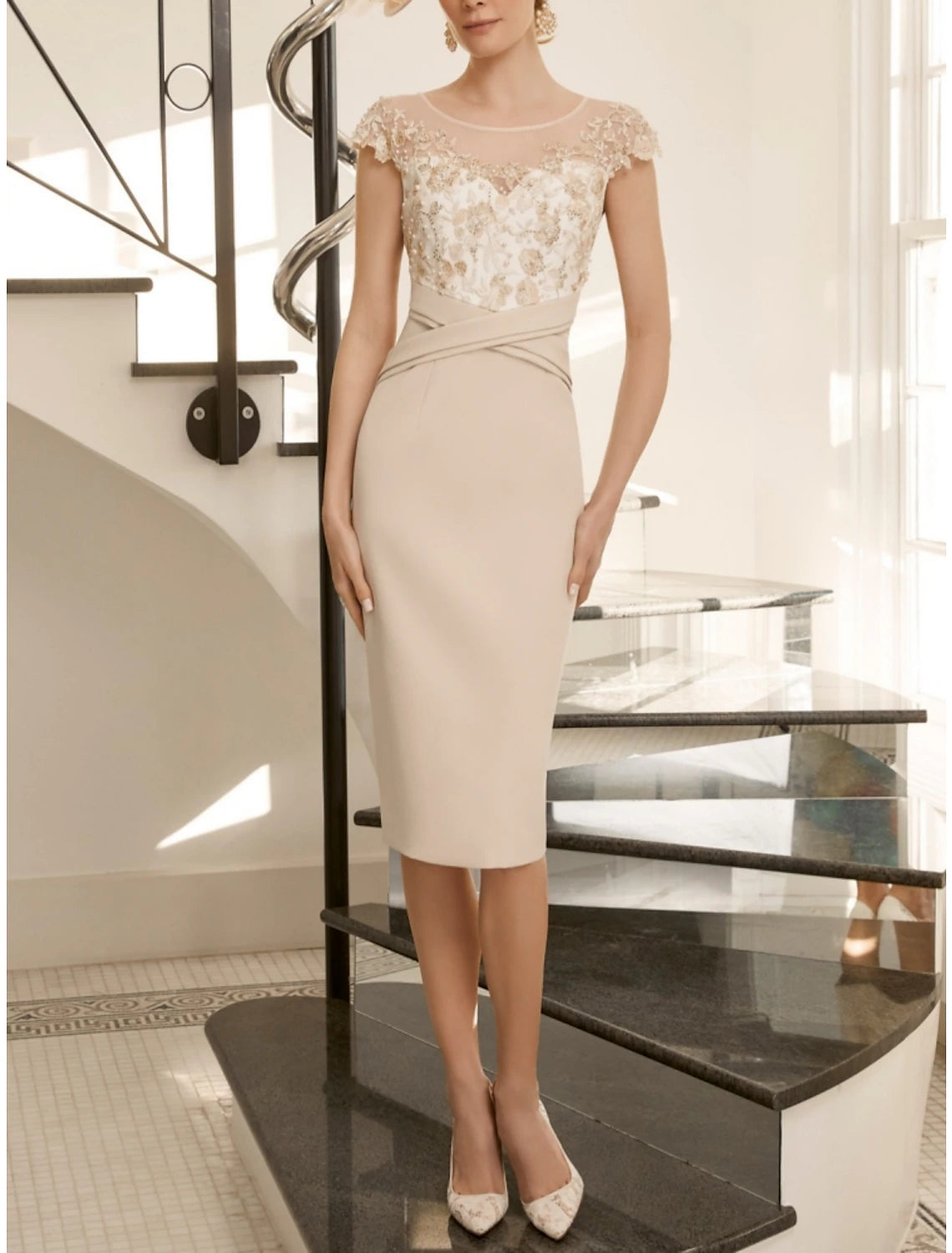 Abito da cerimonia per la madre della sposa in due pezzi, con scollo a V, lunghezza al ginocchio, in tessuto, maniche corte, con pizzo, perline e paillettes