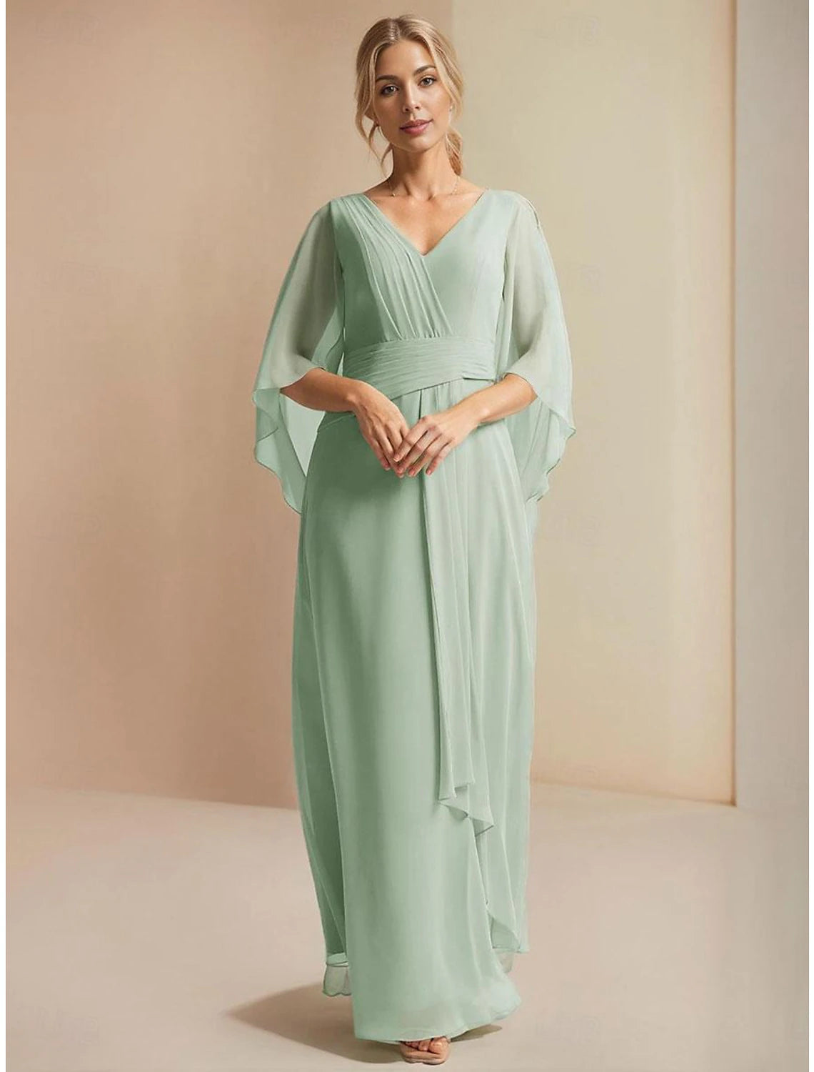 Abito da cerimonia per la madre della sposa, a trapezio, elegante, semplice, con scollo a V, lunghezza al pavimento, in chiffon, maniche a 3/4 con pieghe e balze arricciate.