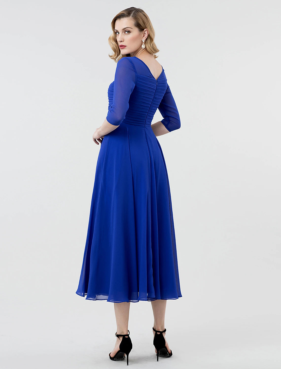 Abito da sera elegante a trapezio, da cerimonia, con scollo a barca, maniche a 3/4, lunghezza tè, in georgette con spilla di cristallo arricciata 2025 / maniche trasparenti