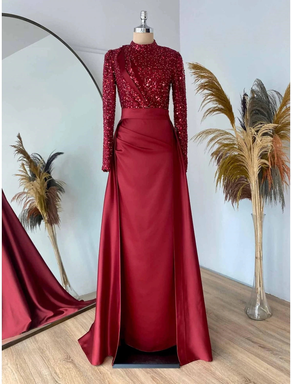 Vestido formal de noche con corte tubo, vestido navideño rojo y verde, vestido formal con cola larga, cuello joya, satén con pliegues y lentejuelas fruncidas.