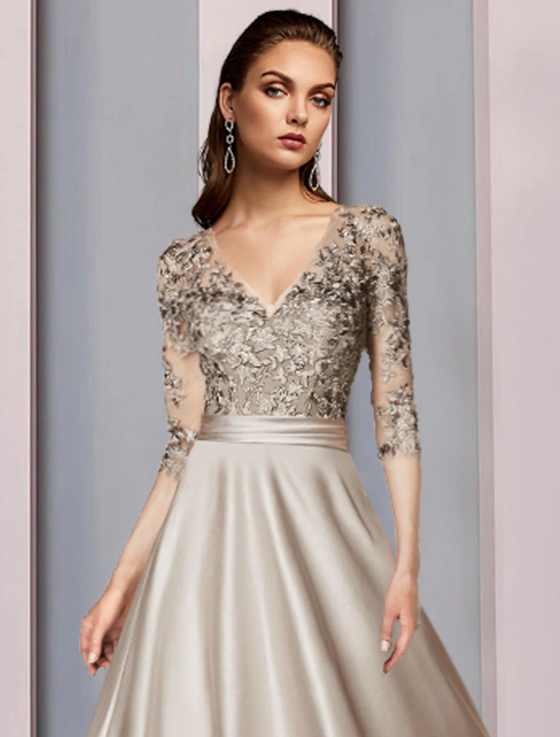 Abito da cerimonia per la madre della sposa, a trapezio, elegante, con scollo a V, lunghezza tè, in raso, pizzo, mezza manica con applicazioni a pieghe