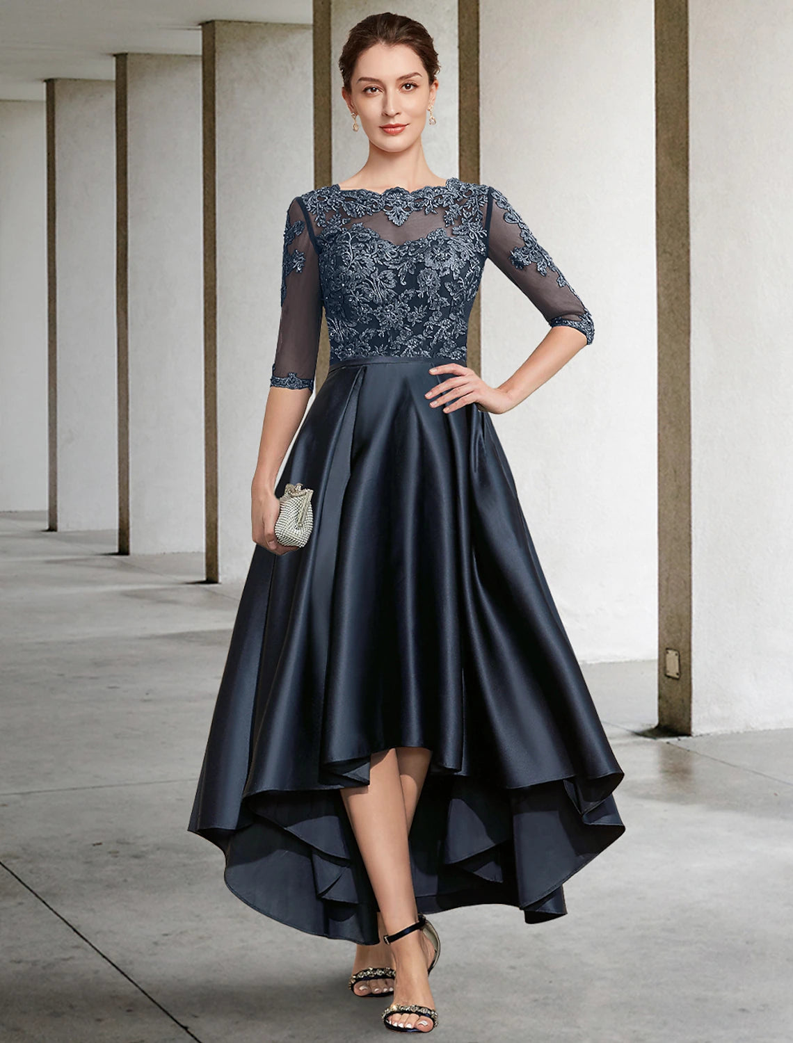 Abito da cerimonia per la madre della sposa, a trapezio, elegante, con scollo gioiello, in pizzo asimmetrico, in raso italiano, a mezza manica con pieghe in pizzo.