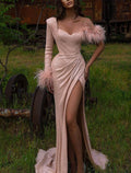 Vestido de noche largo estilo sirena/trompeta, para invitada de boda, fiesta de bodas, con cola larga y un hombro, de satén con cristales y plumas 2025